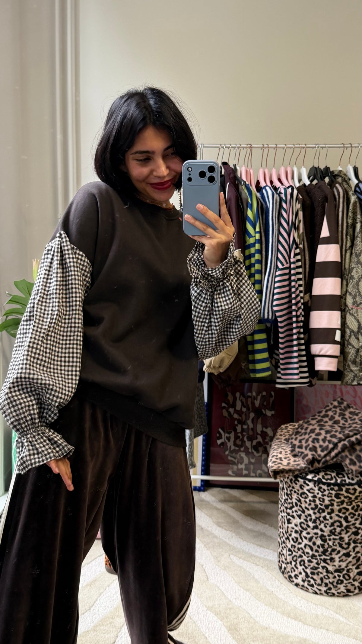 BRUINE SWEATER MET RUITJES MOUWEN
