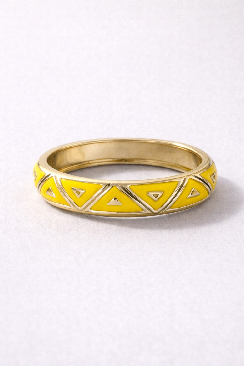 gele met goudkleurige armband