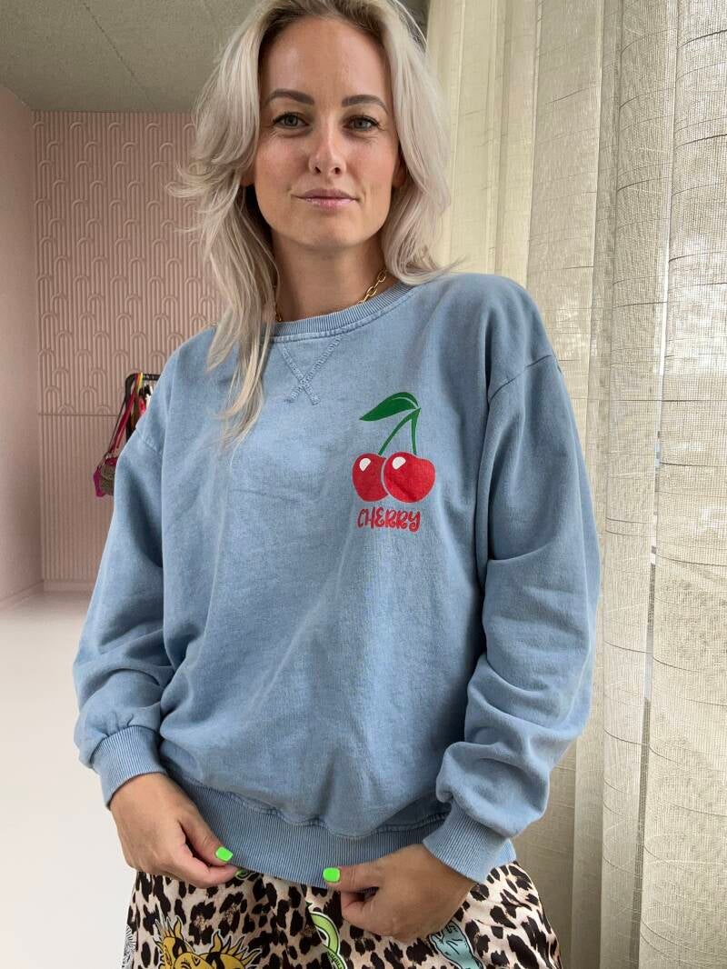 CHERRY SWEATER JEANS LICHTBLAUW